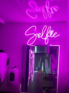 Rotulo neon Selfie